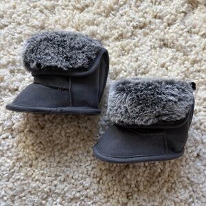 First Steps Cozy Gray White Infant Fur Trip Boots Booties Girl NWOT 3-6 Months